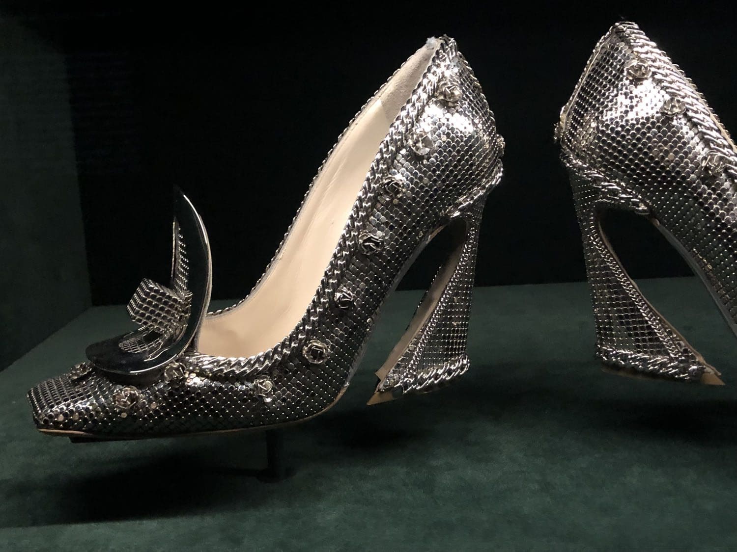 Внутри DIOR GALERIE 30 Montaigne by RUNWAY ЖУРНАЛ