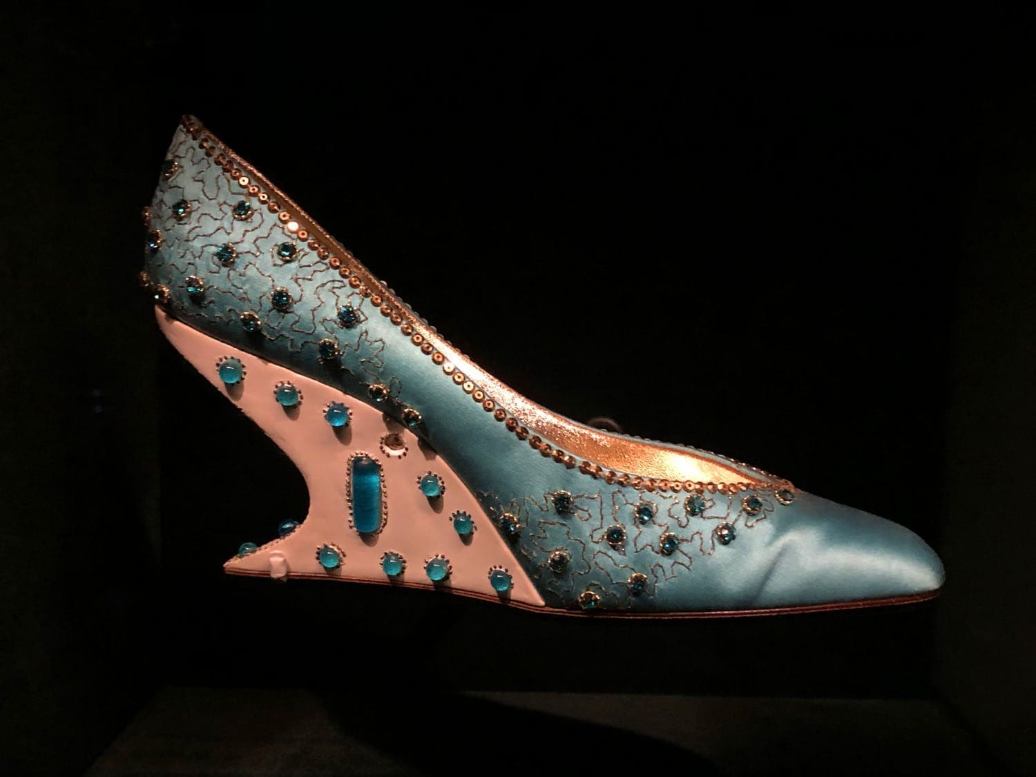 Внутри DIOR GALERIE 30 Montaigne by RUNWAY ЖУРНАЛ