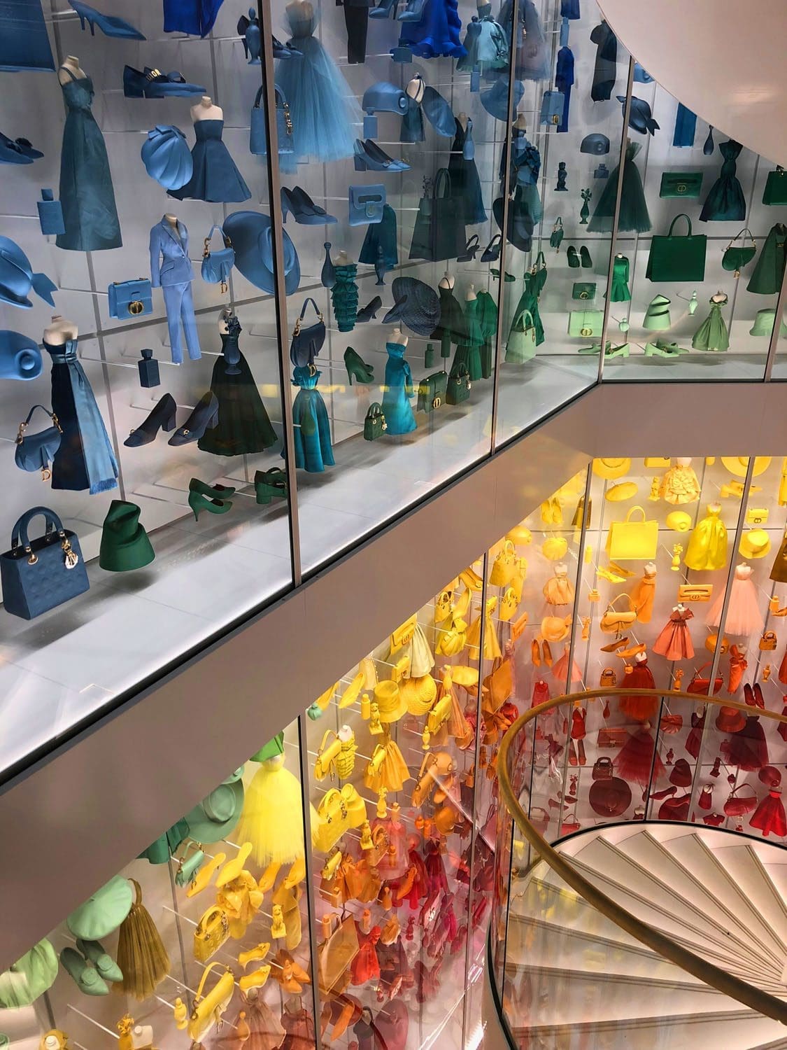 Внутри DIOR GALERIE 30 Montaigne by RUNWAY ЖУРНАЛ