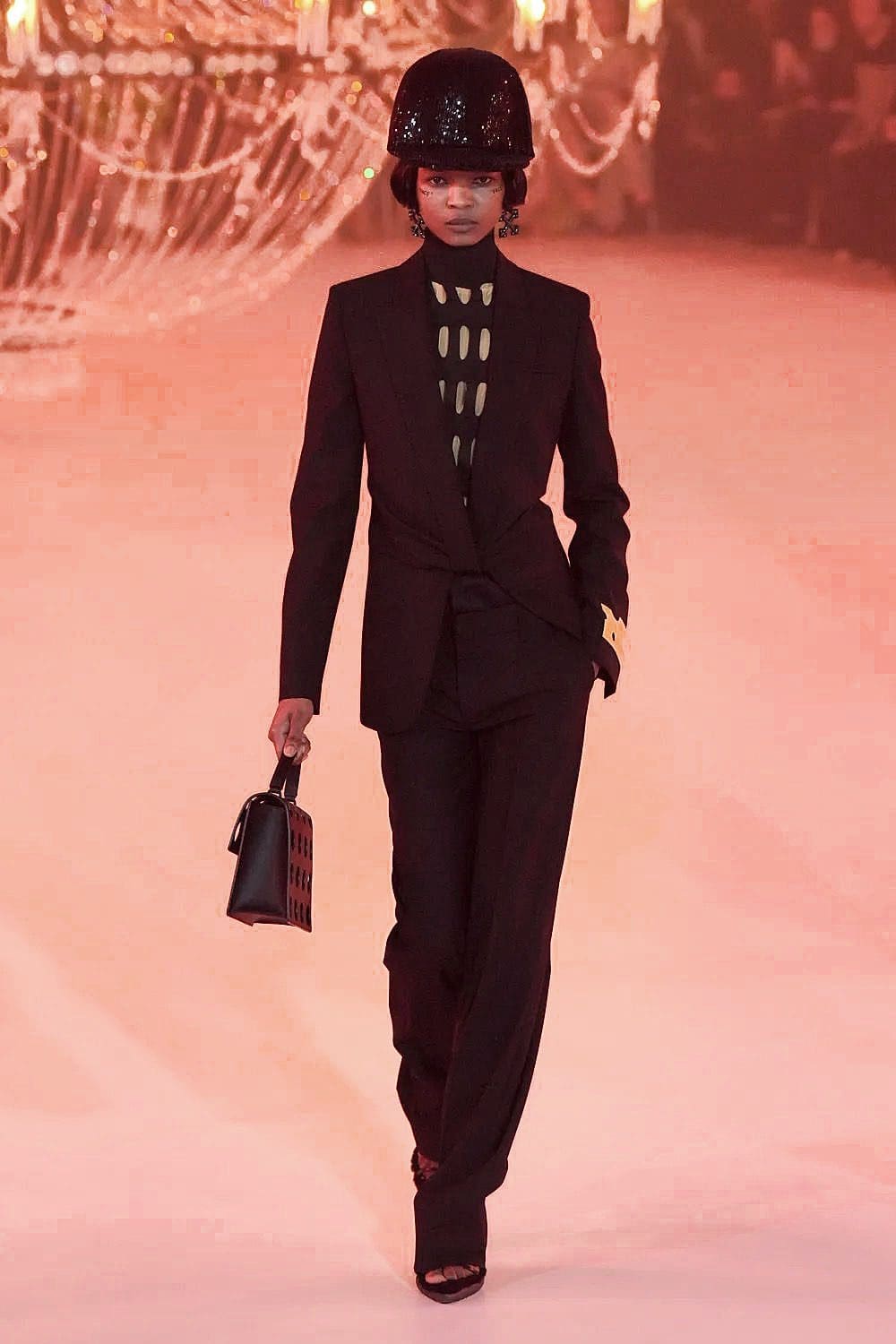 Off-White Outono 2022-2023 Paris Runway revista