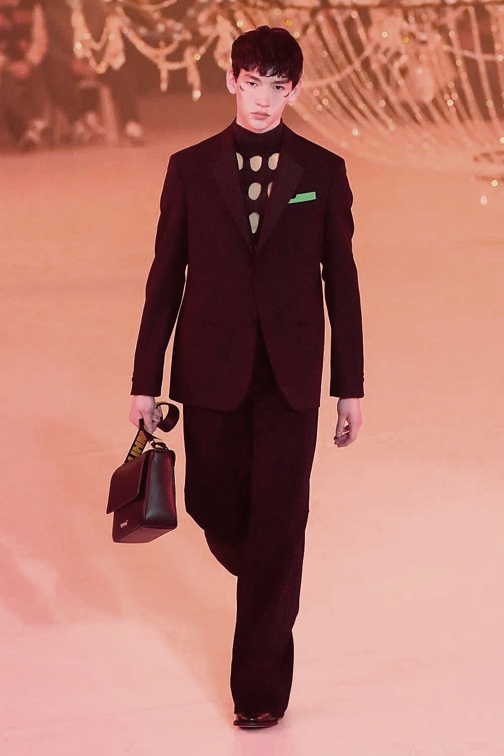 Off-White Outono 2022-2023 Paris Runway revista