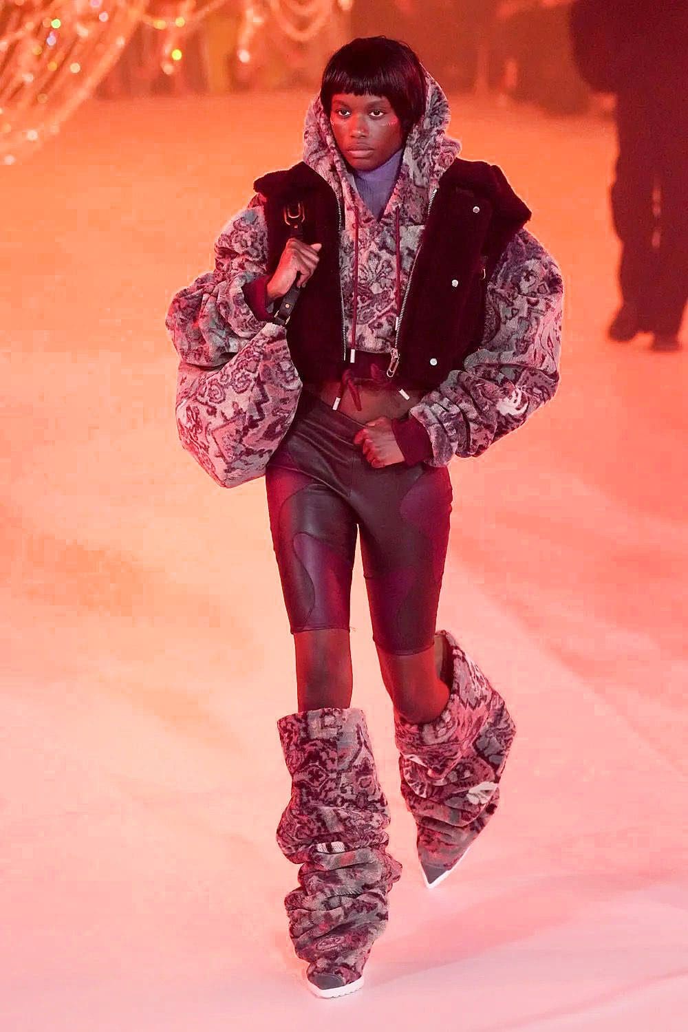 Off-White Outono 2022-2023 Paris Runway revista