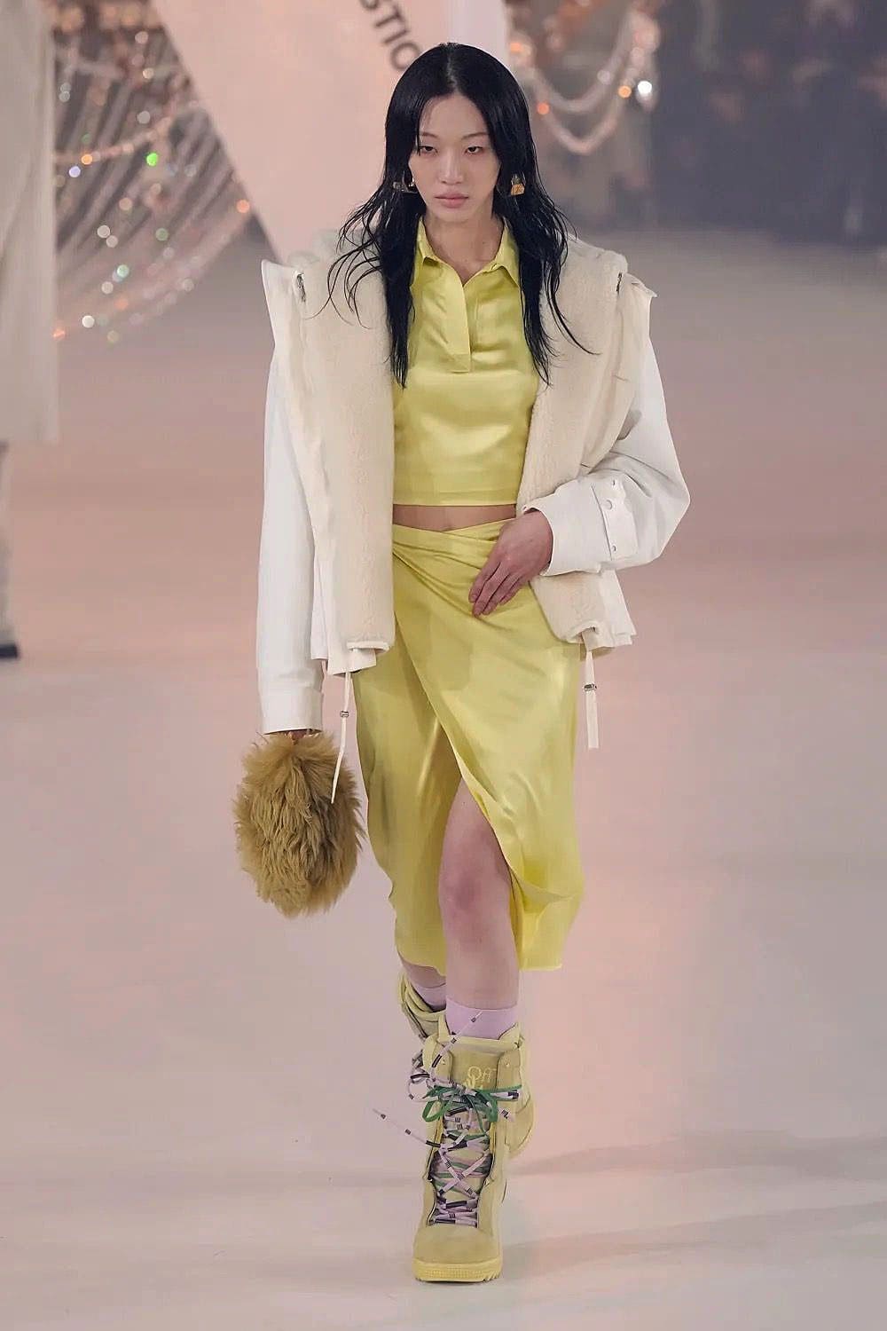Off-White Outono 2022-2023 Paris Runway revista