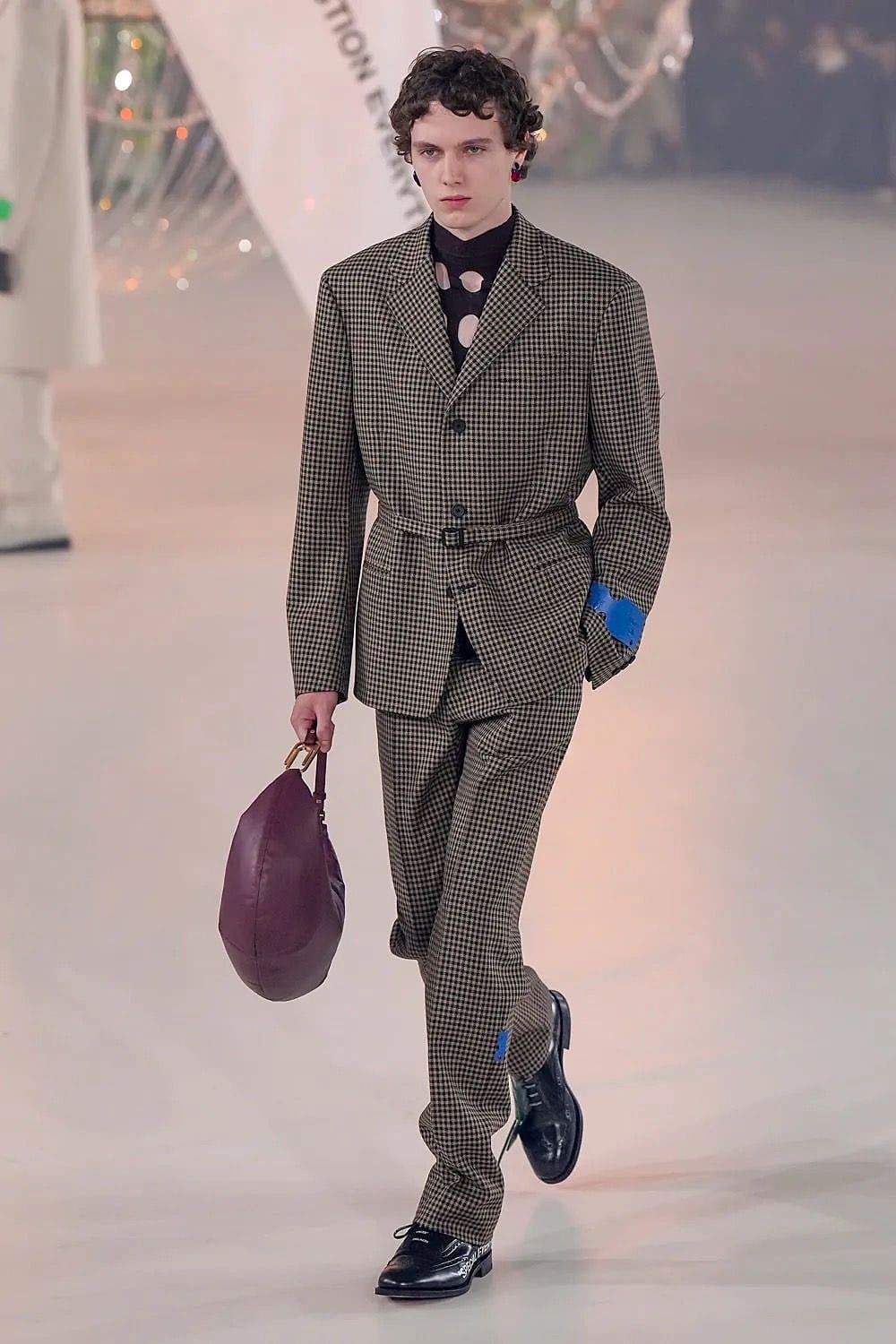 Off-White Outono 2022-2023 Paris Runway revista