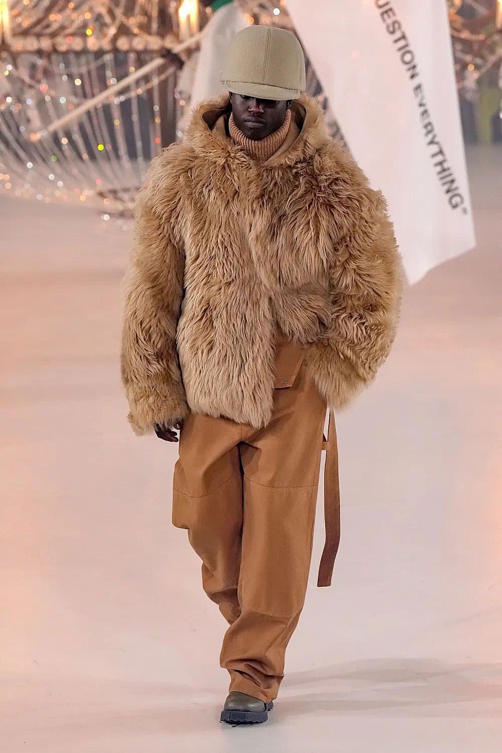 Off-White Outono 2022-2023 Paris Runway revista