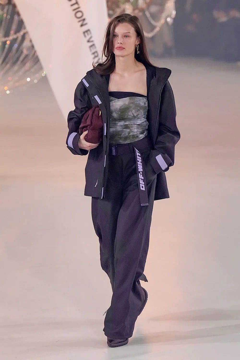 Off-White Outono 2022-2023 Paris Runway revista