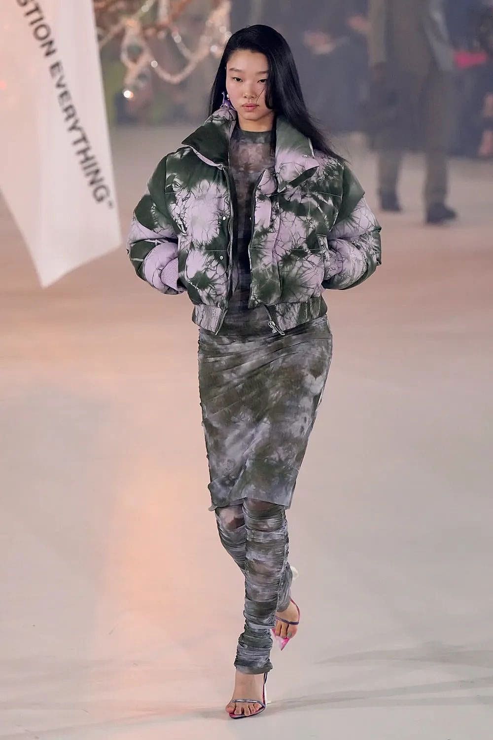 Off-White Outono 2022-2023 Paris Runway revista