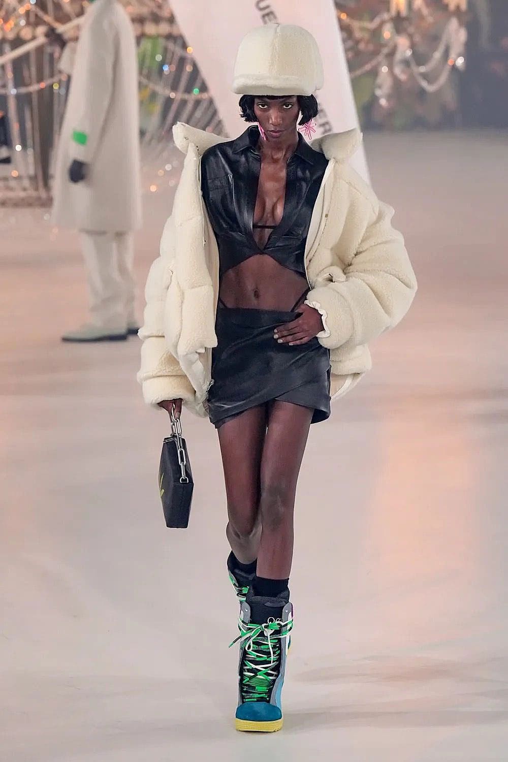 Off-White Outono 2022-2023 Paris Runway revista