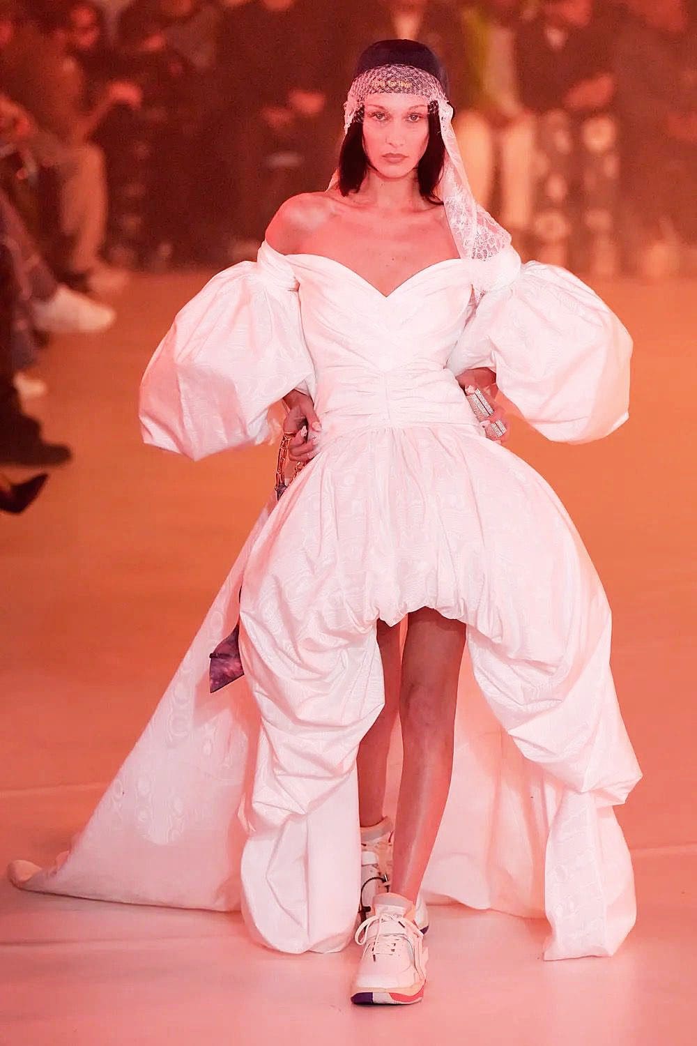 Off-White Outono 2022-2023 Paris Runway revista