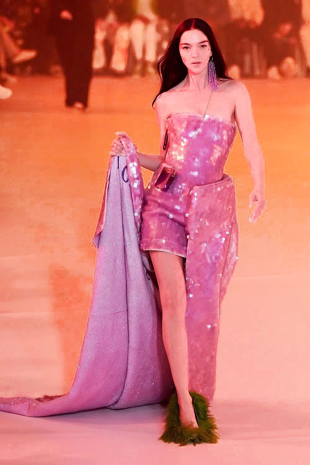 Off-White Outono 2022-2023 Paris Runway revista