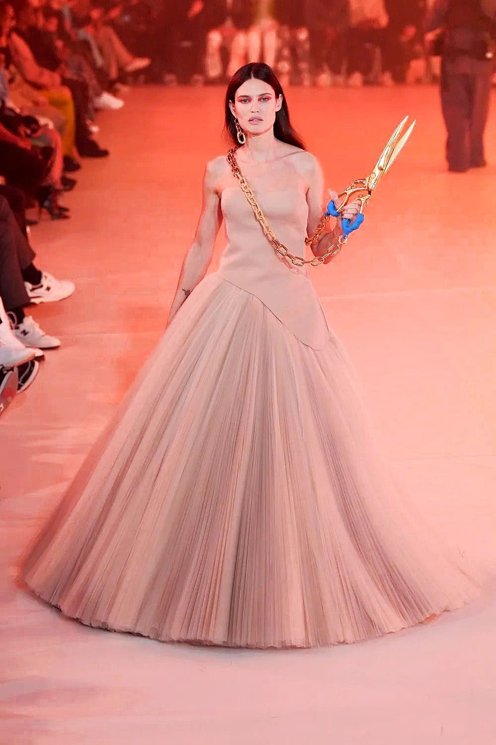 Off-White Outono 2022-2023 Paris Runway revista