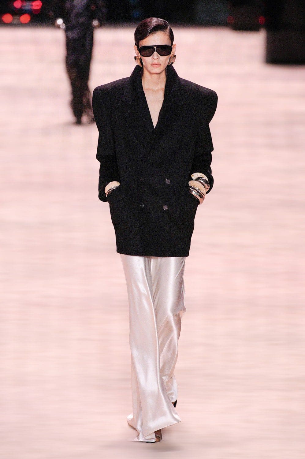 Saint Laurent Outono Inverno 2022-2023 Paris Runway revista