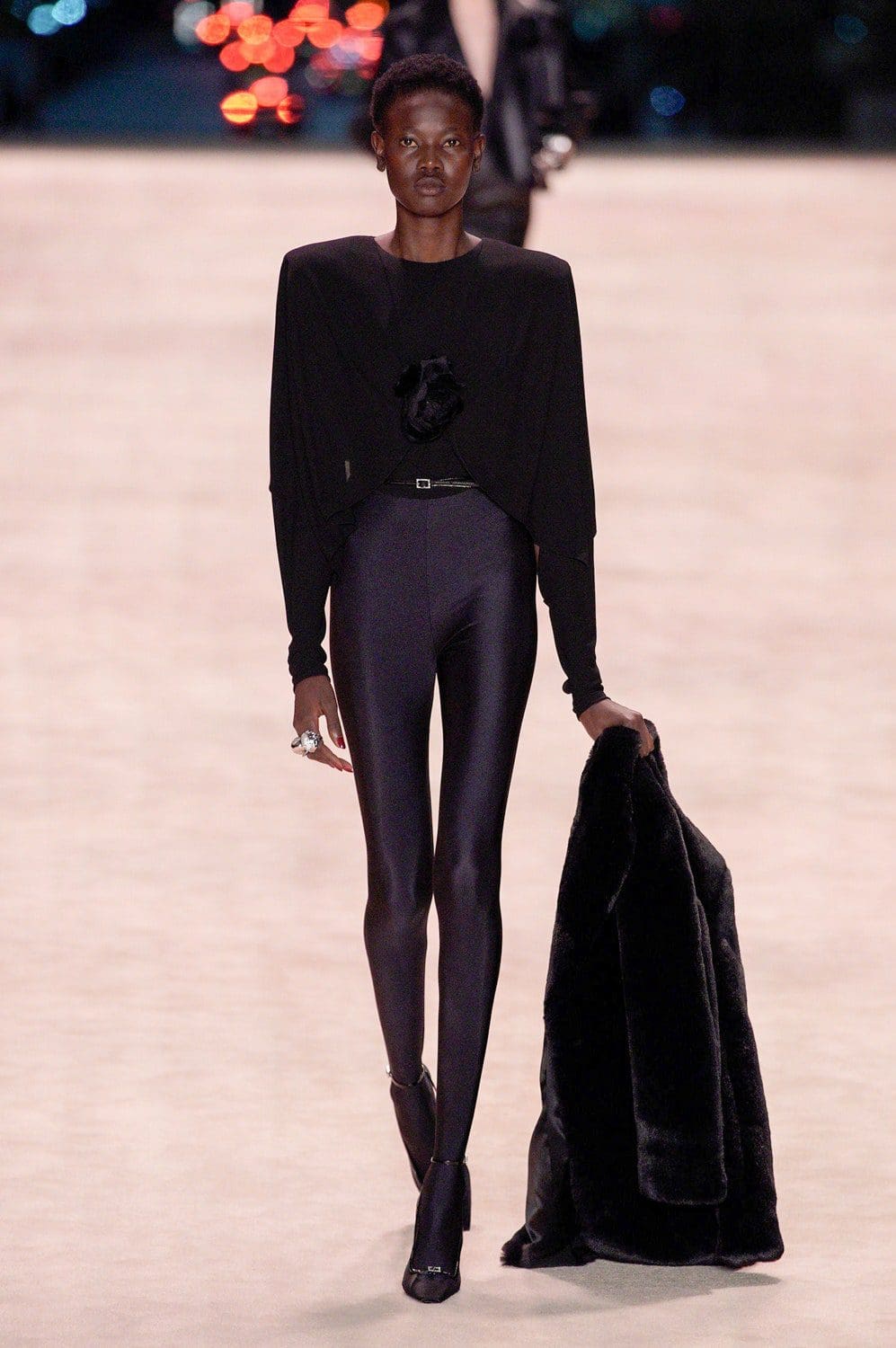 Saint Laurent Outono Inverno 2022-2023 Paris Runway revista