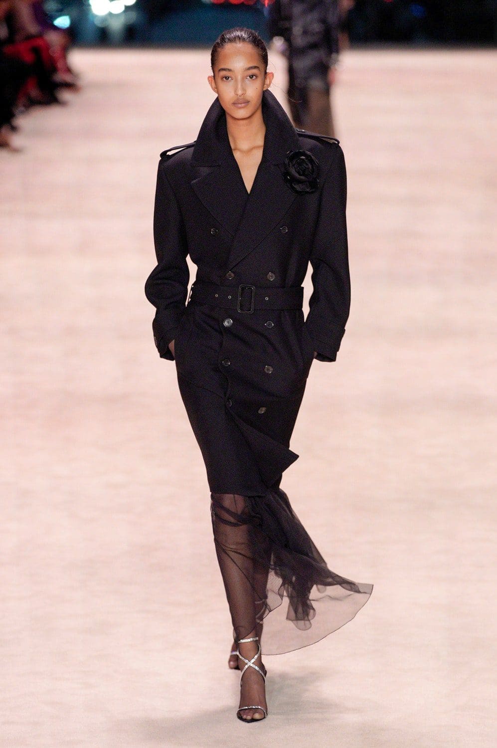 Saint Laurent Outono Inverno 2022-2023 Paris Runway revista