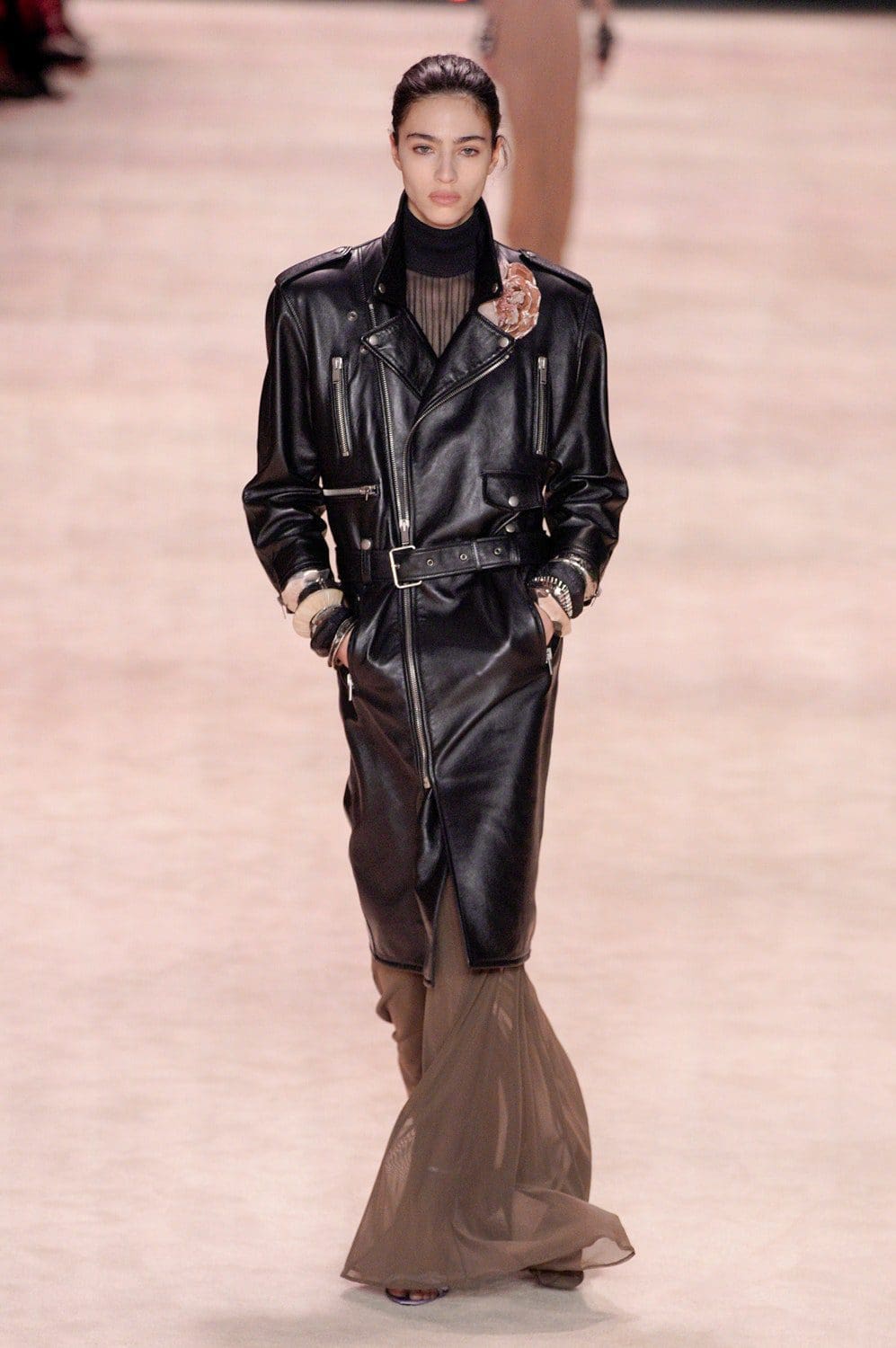 Saint Laurent Outono Inverno 2022-2023 Paris Runway revista