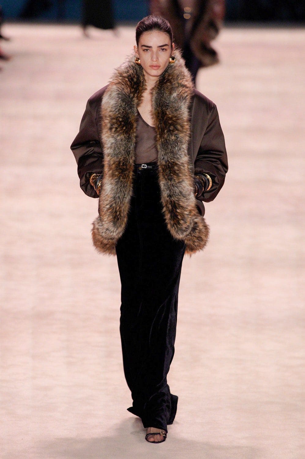 Saint Laurent Outono Inverno 2022-2023 Paris Runway revista