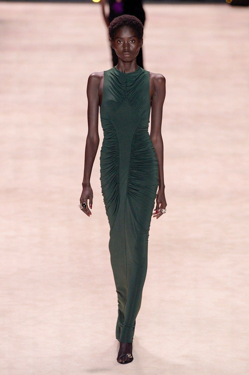 Saint Laurent Outono Inverno 2022-2023 Paris Runway revista
