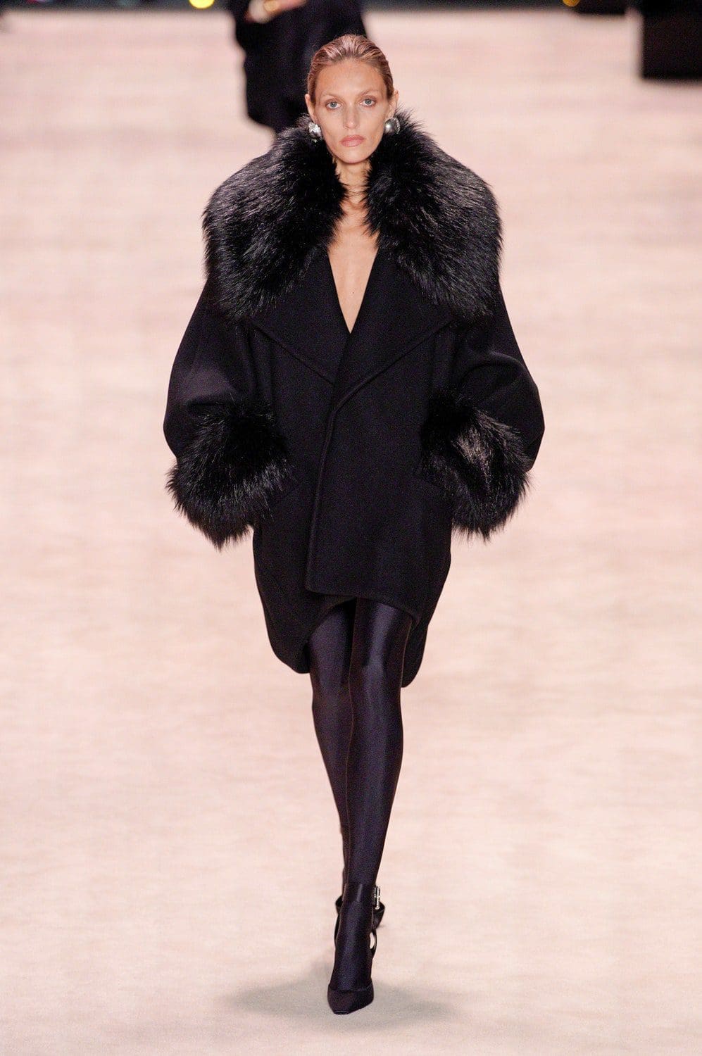 Saint Laurent Outono Inverno 2022-2023 Paris Runway revista