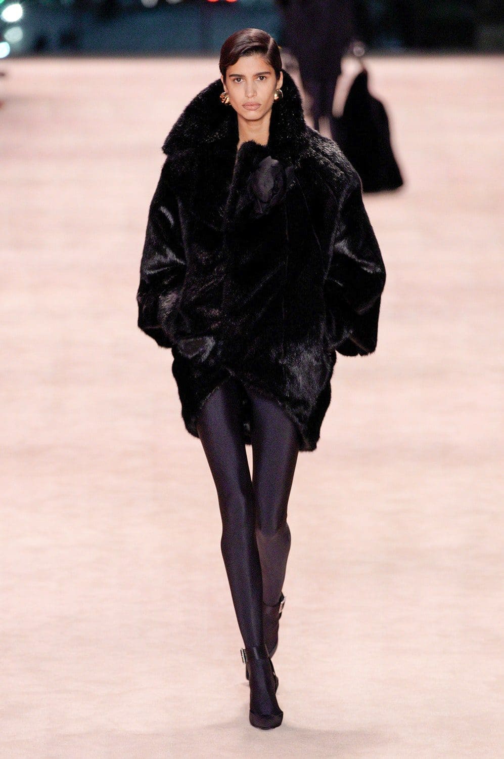 Saint Laurent Outono Inverno 2022-2023 Paris Runway revista