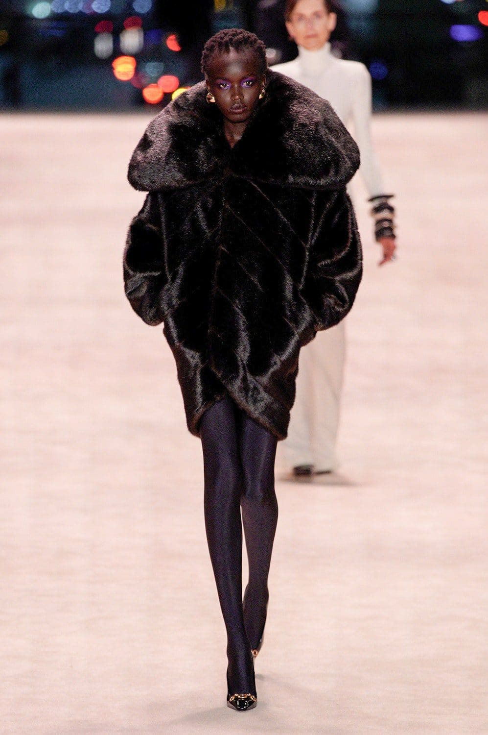 Saint Laurent Outono Inverno 2022-2023 Paris Runway revista