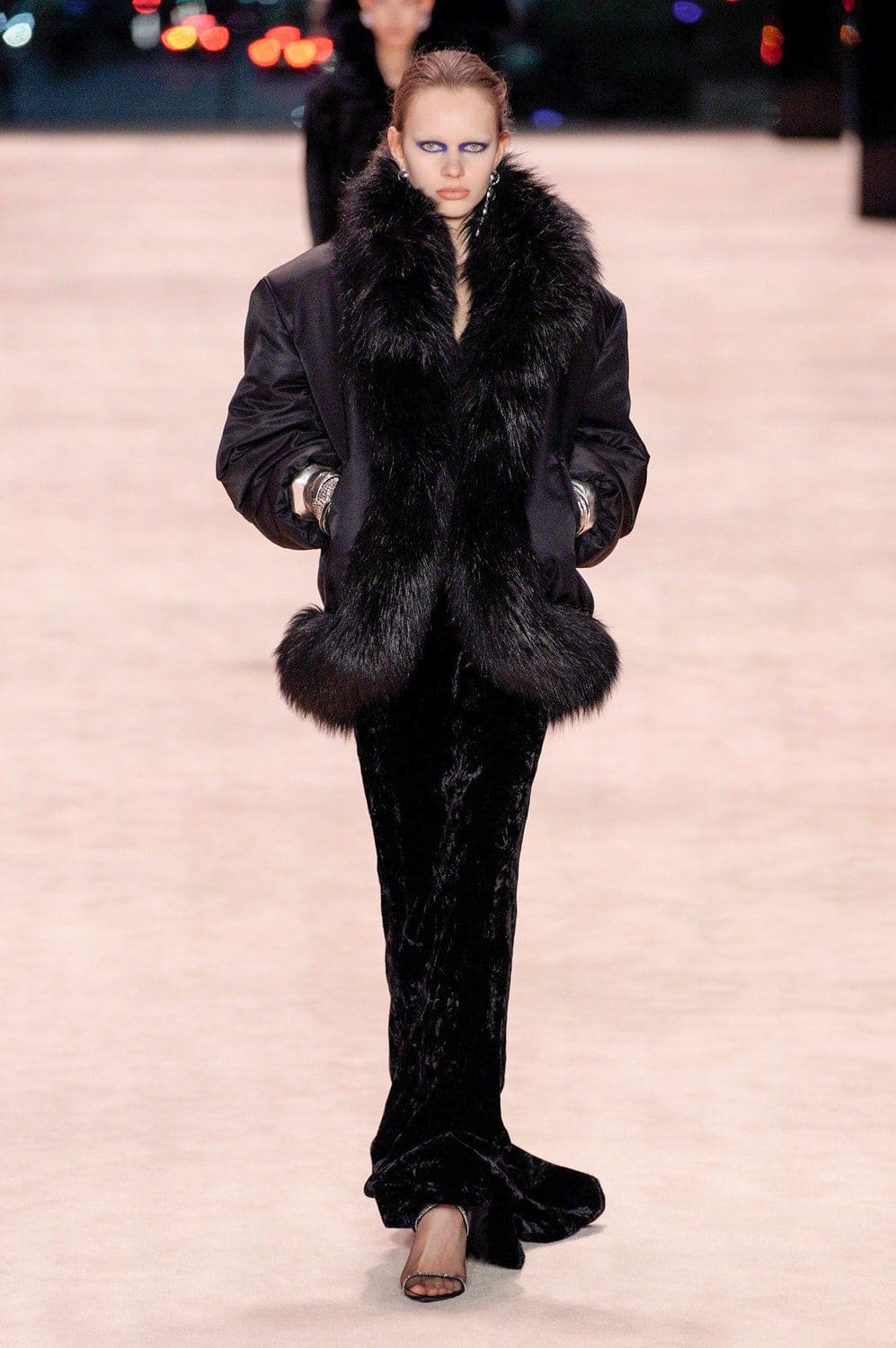 Saint Laurent Outono Inverno 2022-2023 Paris Runway revista