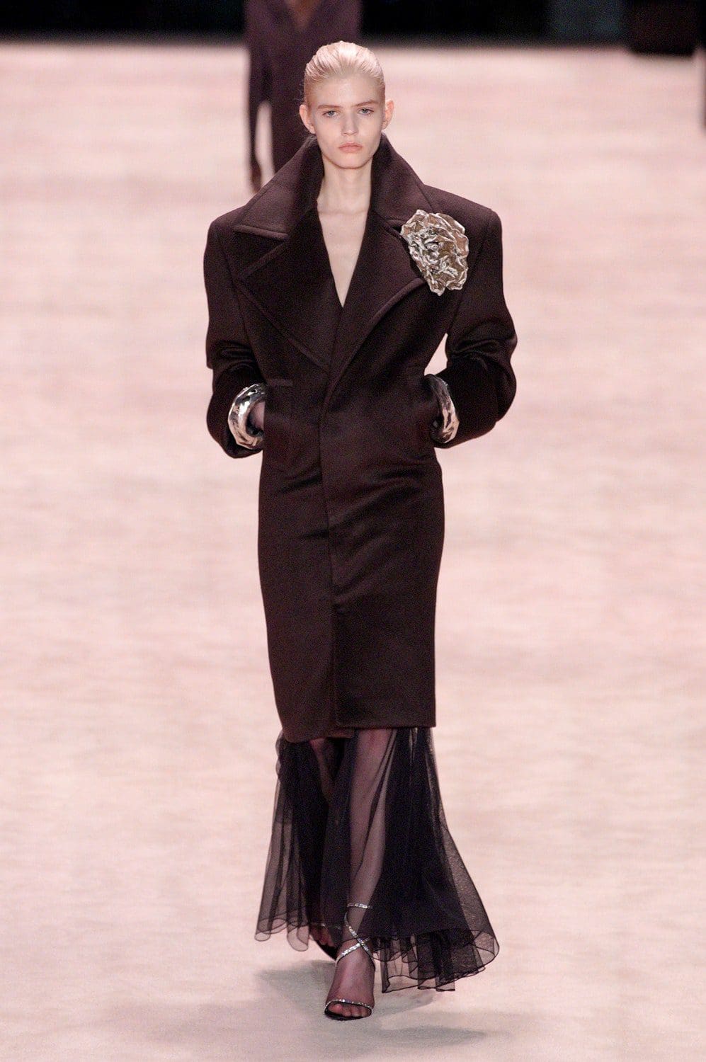 Saint Laurent Outono Inverno 2022-2023 Paris Runway revista