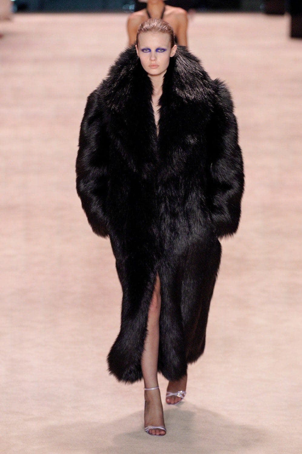 Saint Laurent Outono Inverno 2022-2023 Paris Runway revista
