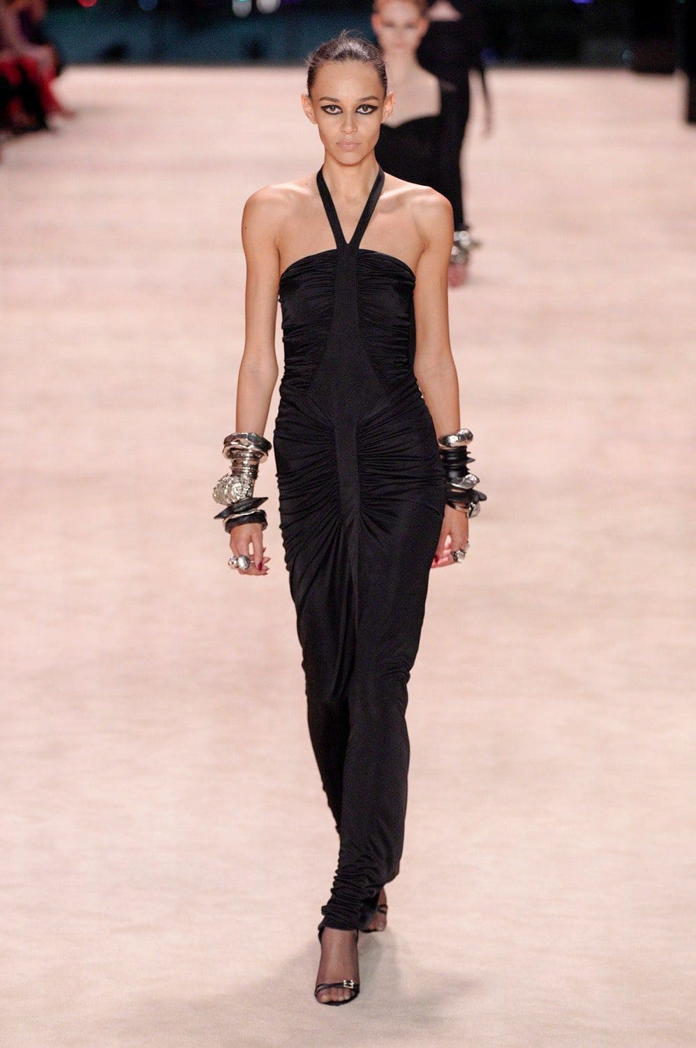 Saint Laurent Outono Inverno 2022-2023 Paris Runway revista