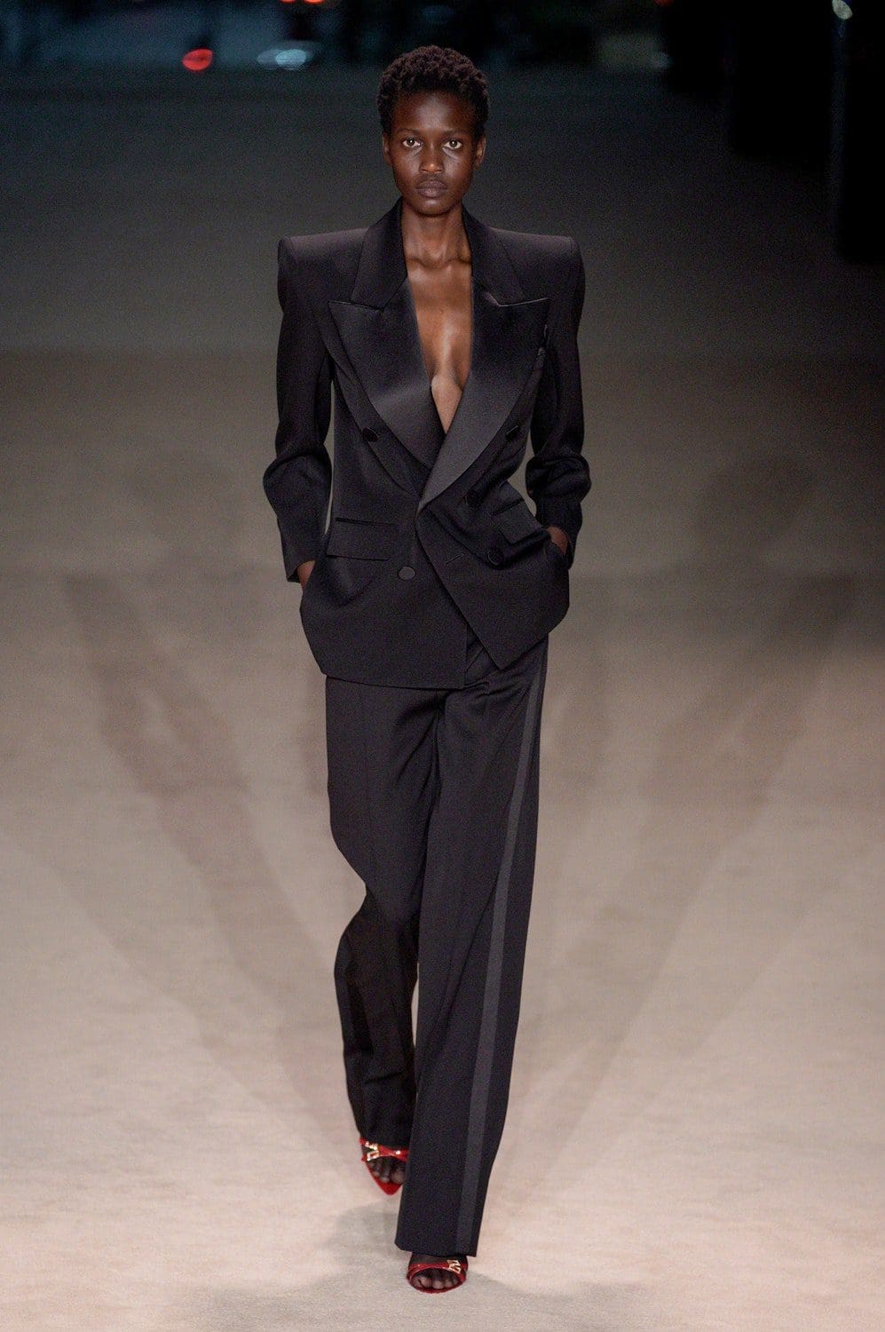 Saint Laurent Outono Inverno 2022-2023 Paris Runway revista