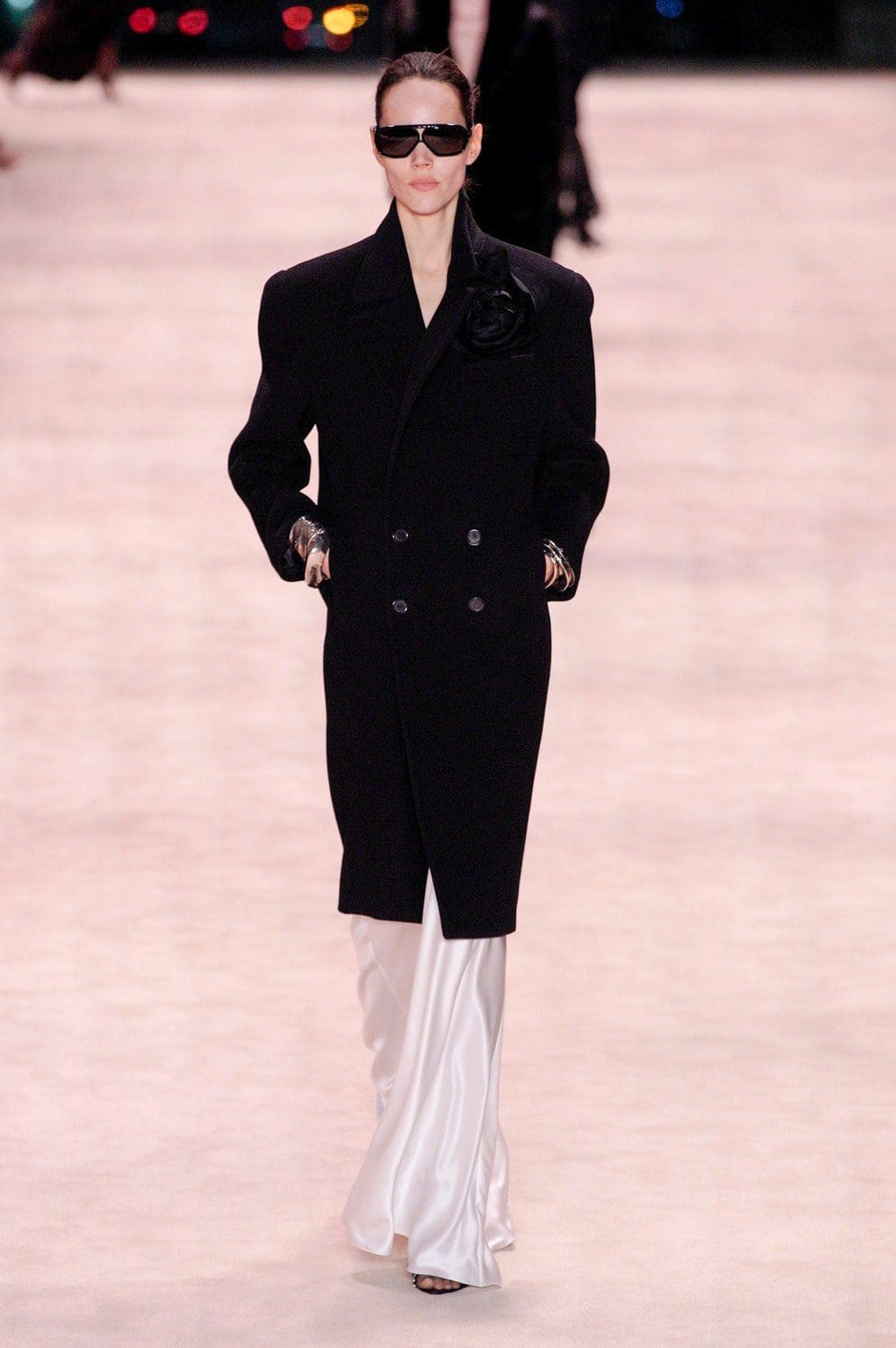 Saint Laurent Outono Inverno 2022-2023 Paris Runway revista
