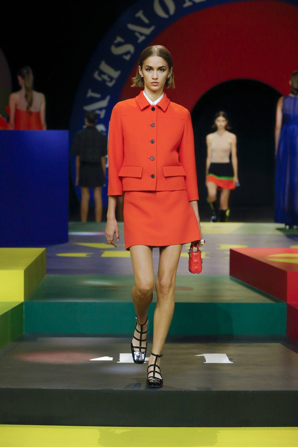ディオールのオレンジ色のルックス2022年春夏 Runway Magazineに
