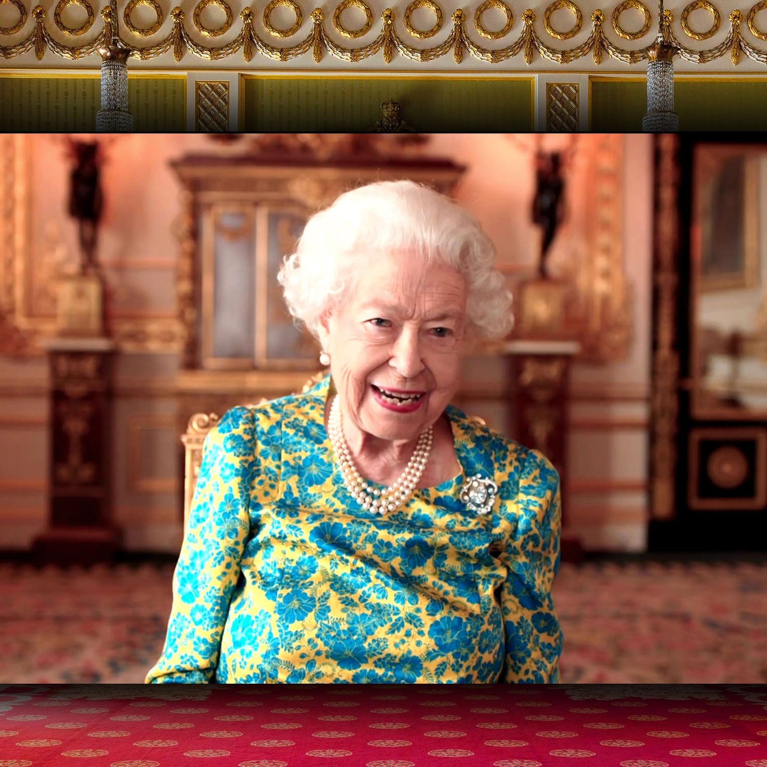 What Queen keeps in her handbag - The Queen and Paddington Bear - Platinum Jubilee