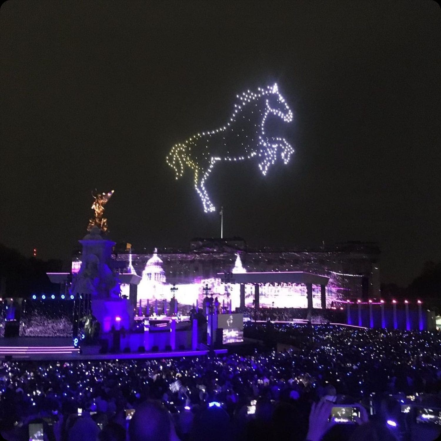 Faits saillants de la fête du jubilé de platine par Runway Magazine