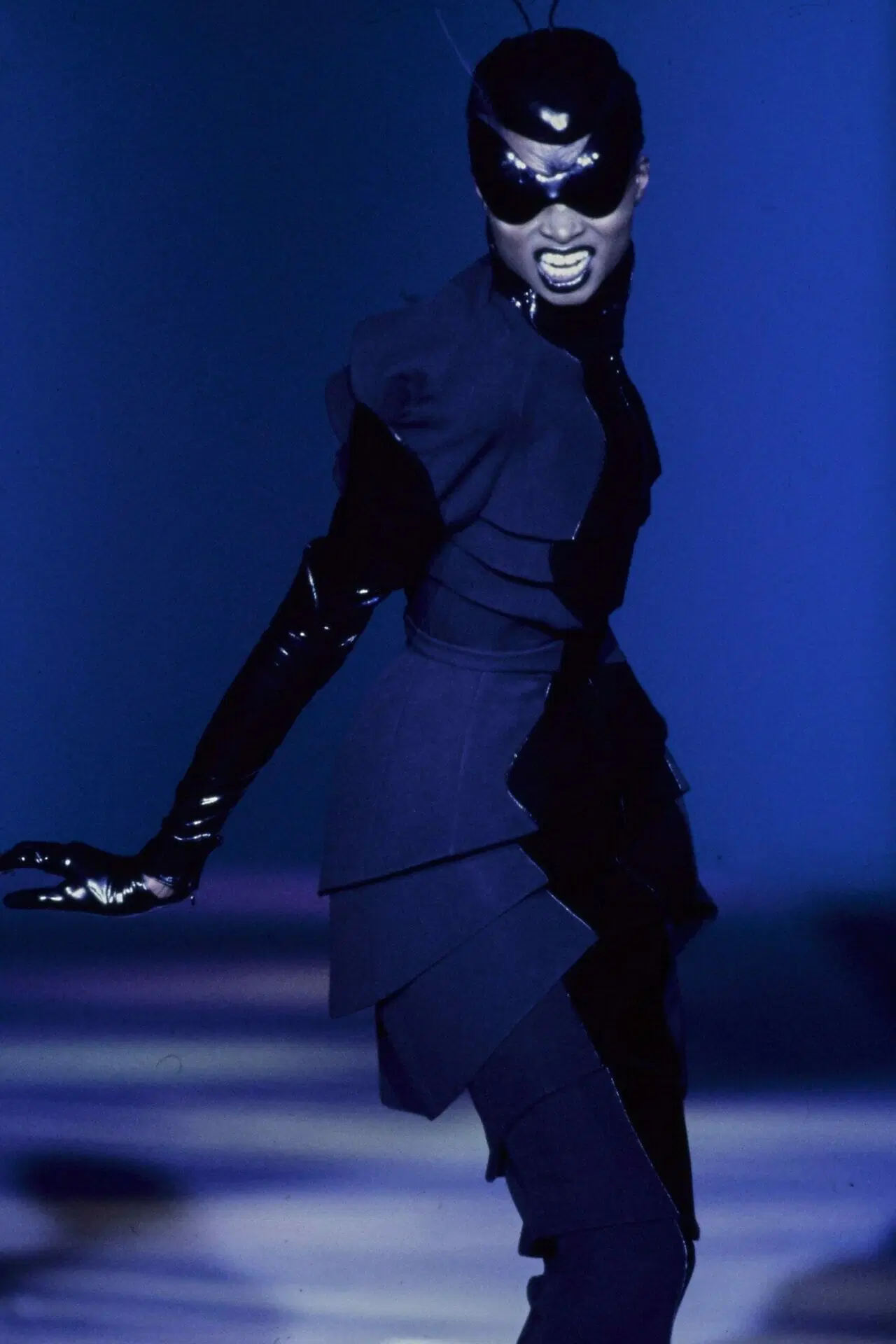 Debra Shaw per Thierry Mugler Insects couture Primavera Estate 1997 Runway Magazine