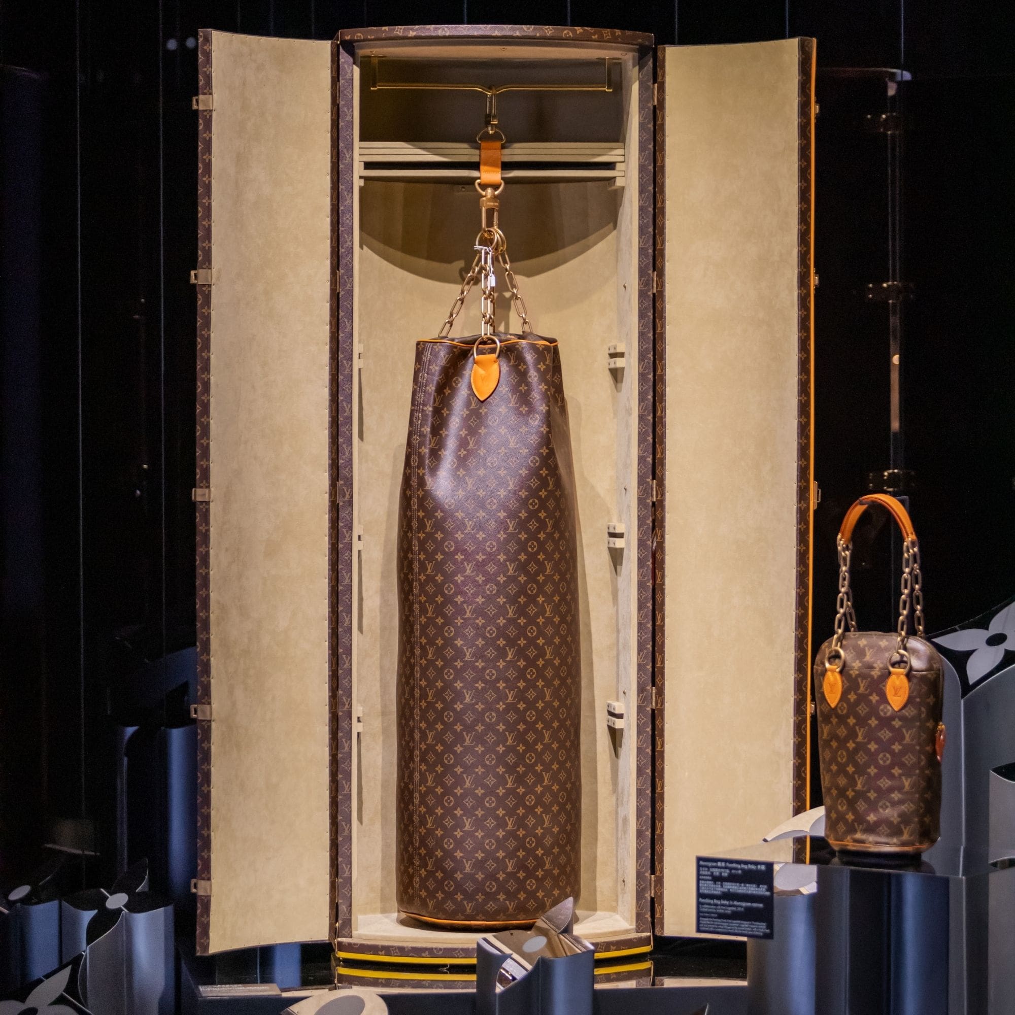 Выставка Louis Vuitton 160 в Циндао, Китай Runway Журнал