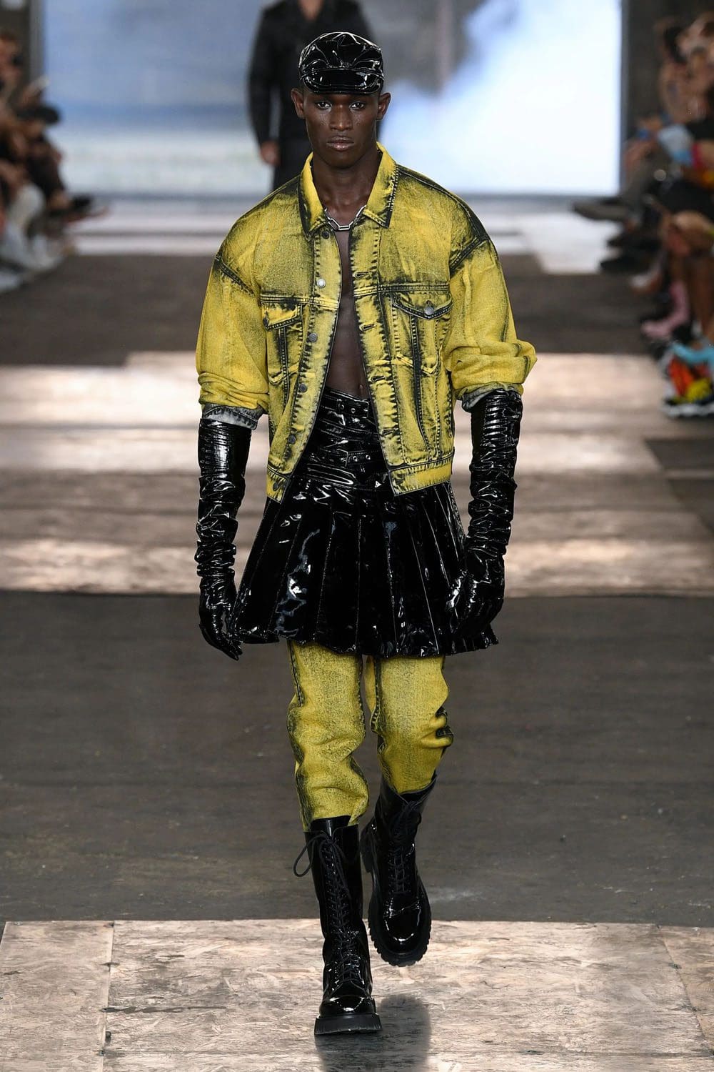 Moschino Homme Printemps Été 2023 Runway Magazine