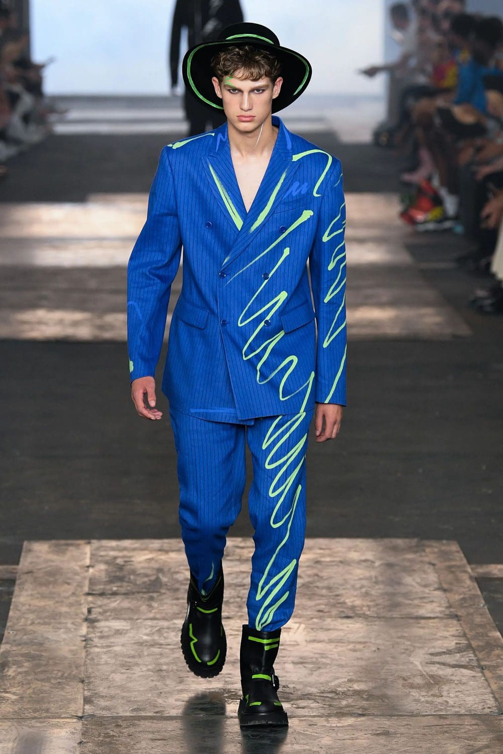 Moschino Homme Printemps Été 2023 Runway Magazine