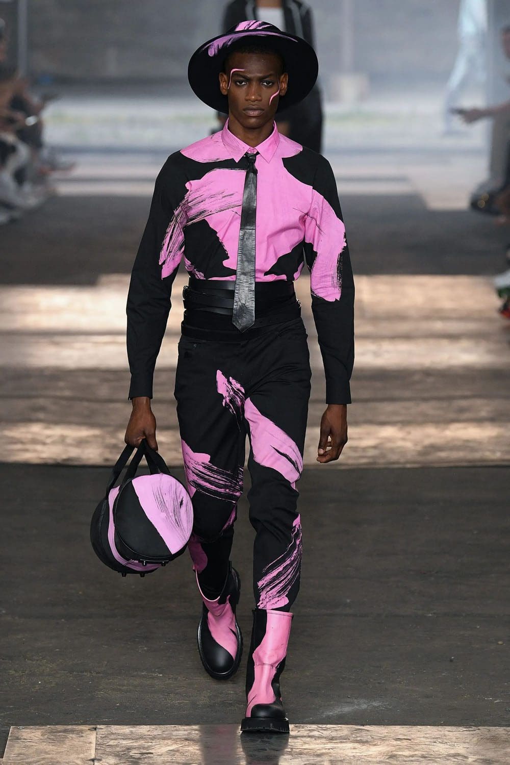 Moschino Homme Printemps Été 2023 Runway Magazine