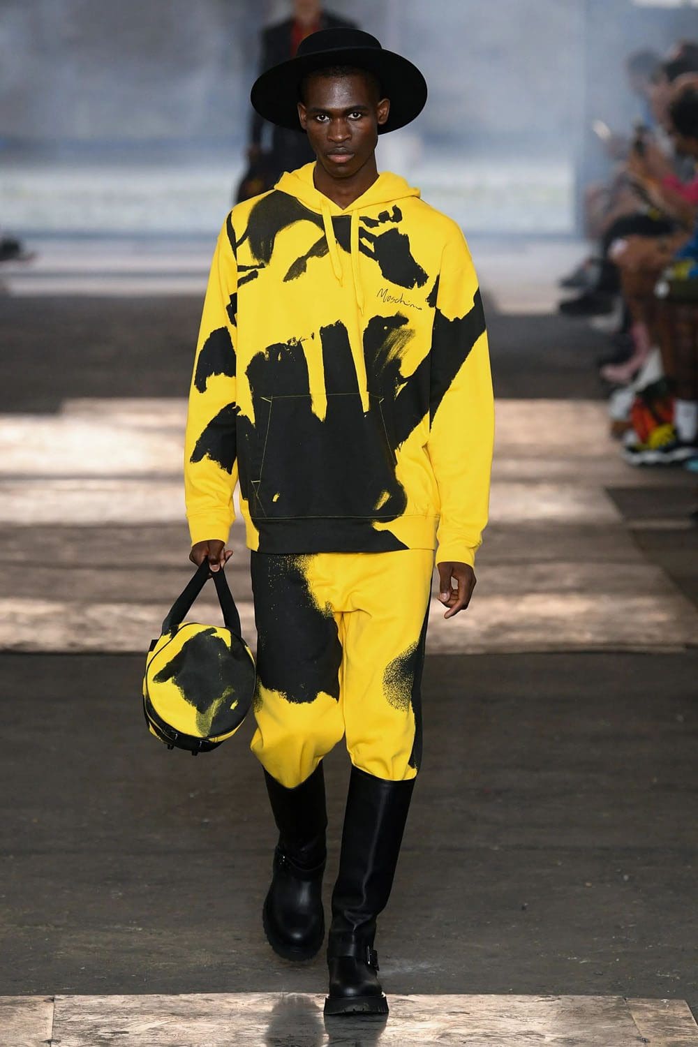 Moschino Homme Printemps Été 2023 Runway Magazine