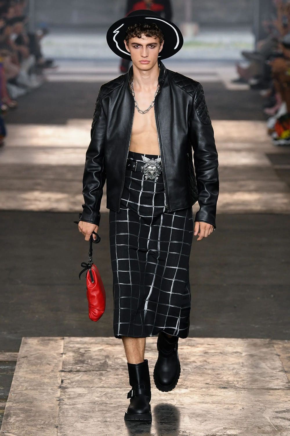 Moschino Homme Printemps Été 2023 Runway Magazine