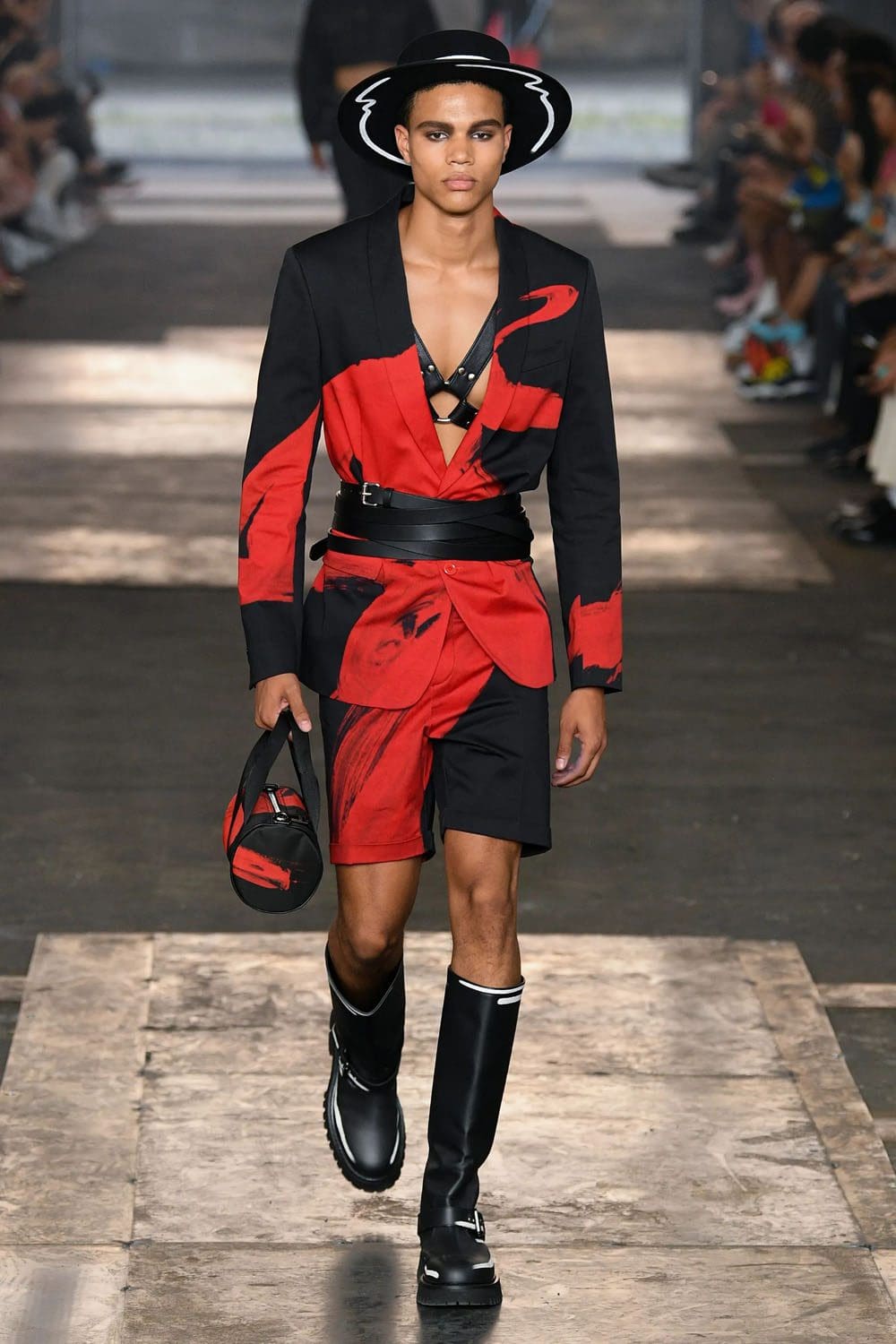 Moschino Homme Printemps Été 2023 Runway Magazine