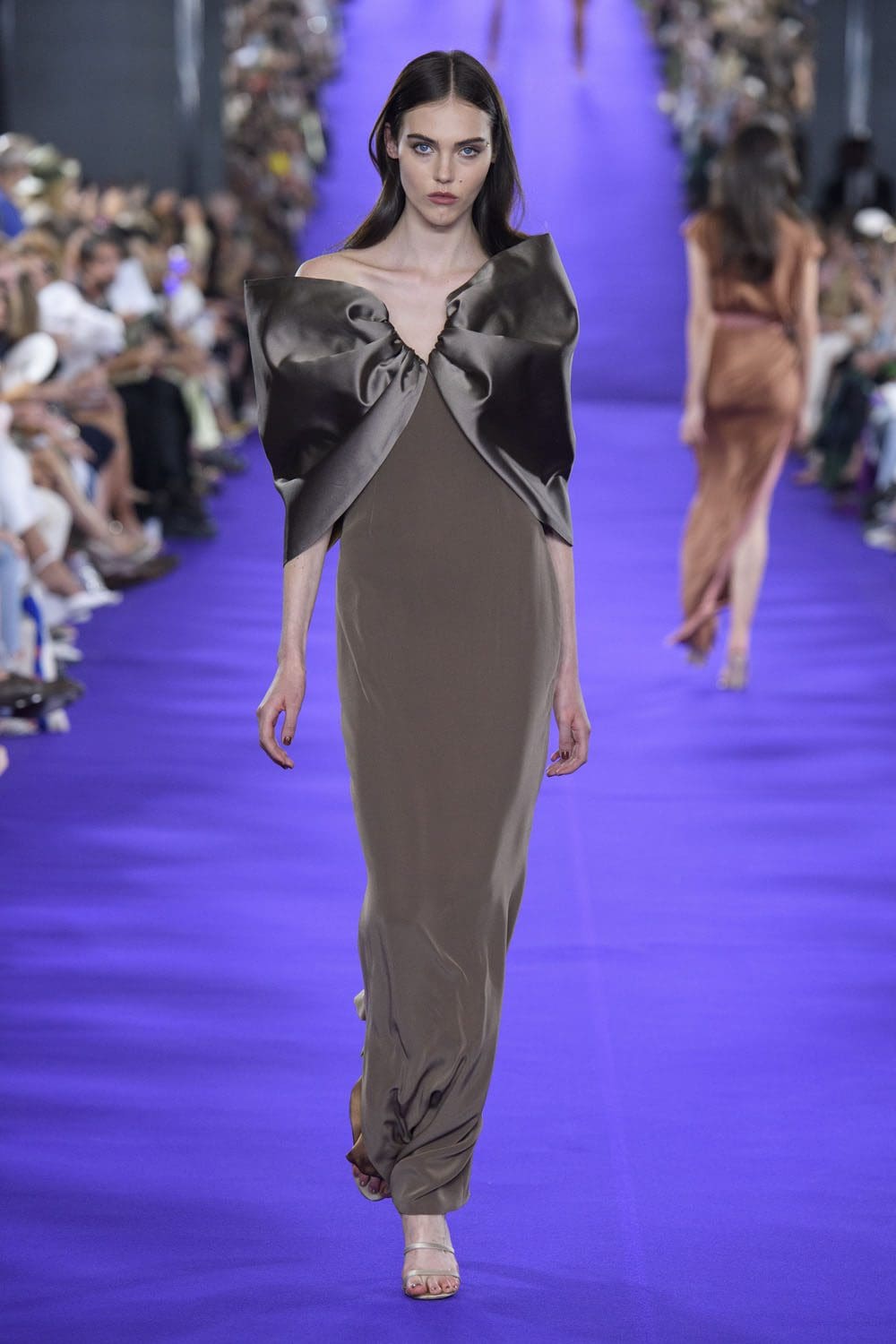 アレクシマビーユオートクチュール2022年から2023年秋 Runway Magazineに