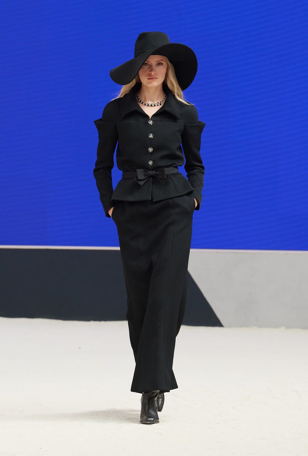 Chanel Haute Couture Outono Inverno 2022-2023 Runway revista