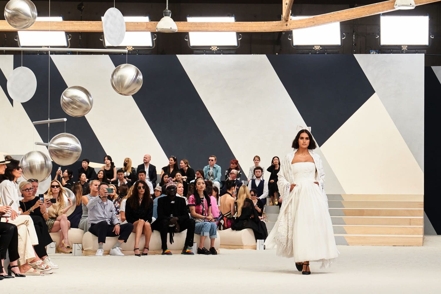 Chanel Haute Couture Outono Inverno 2022-2023 Runway revista