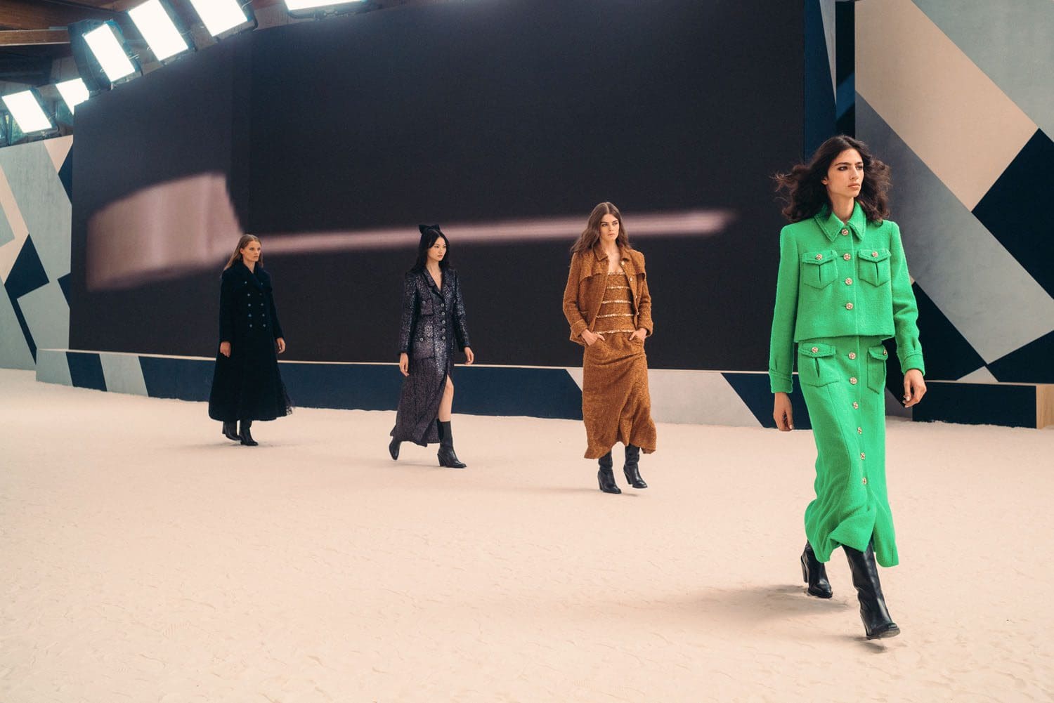 Chanel Haute Couture Outono Inverno 2022-2023 Runway revista