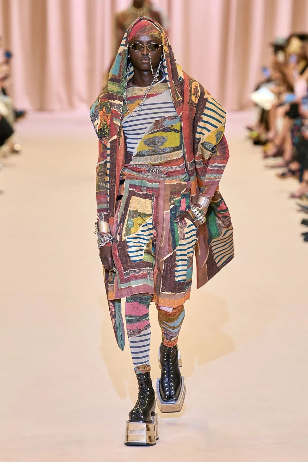 Jean Paul Gaultier de Olivier Rousteing Outono inverno 2022-2023 Runway revista