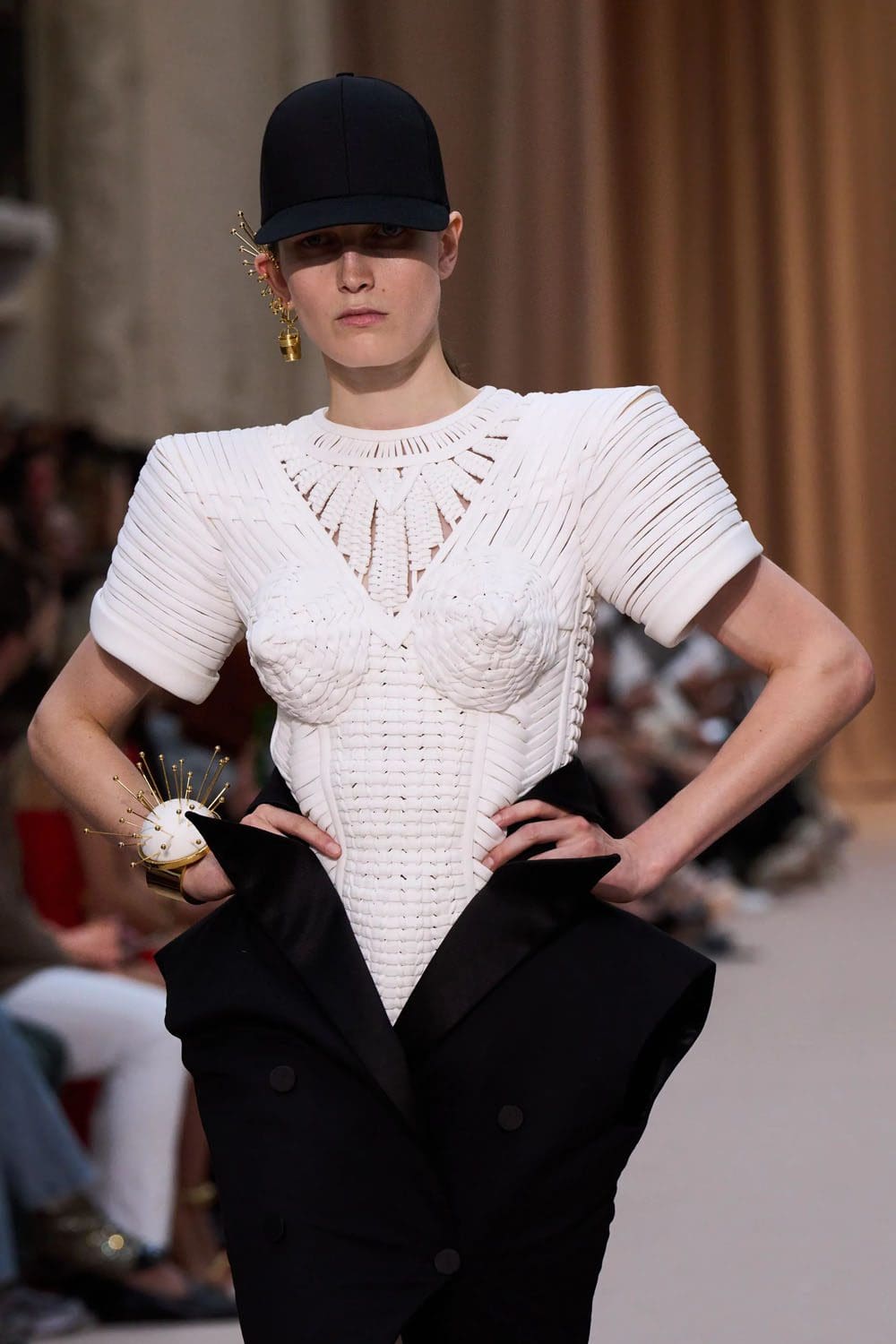 Jean Paul Gaultier de Olivier Rousteing Outono inverno 2022-2023 Runway revista