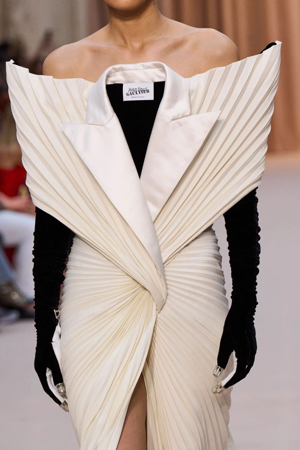Jean Paul Gaultier de Olivier Rousteing Outono inverno 2022-2023 Runway revista