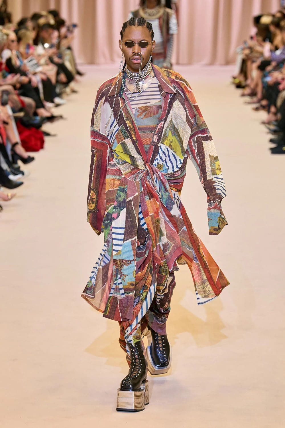 Jean Paul Gaultier de Olivier Rousteing Outono inverno 2022-2023 Runway revista