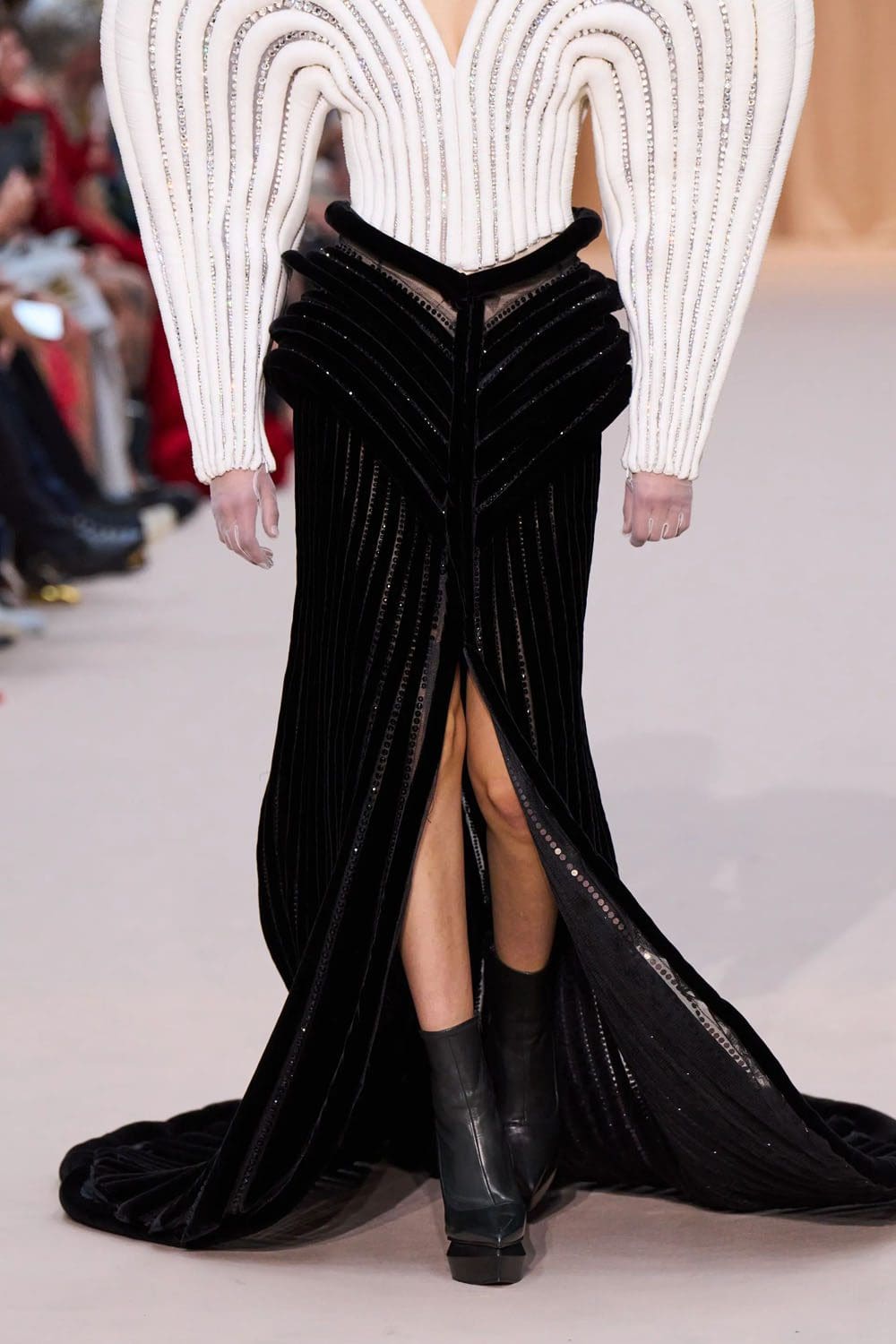 Jean Paul Gaultier de Olivier Rousteing Outono inverno 2022-2023 Runway revista